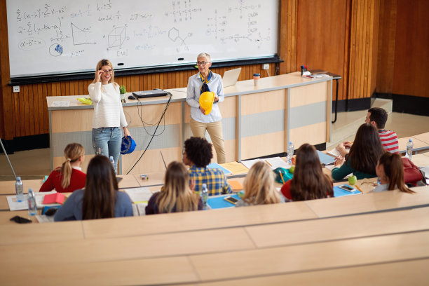 和教授一起手持头盔的女孩图片下载