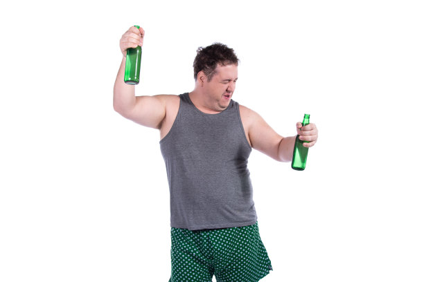 有趣的胖子在喝啤酒。图片下载