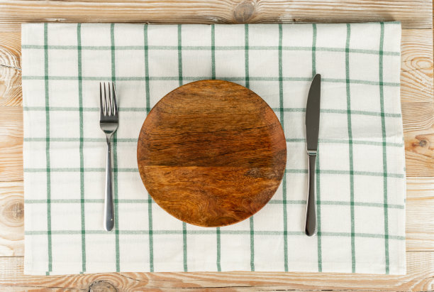 空盘子上的白色木制桌子顶部视图与复制空间图片下载