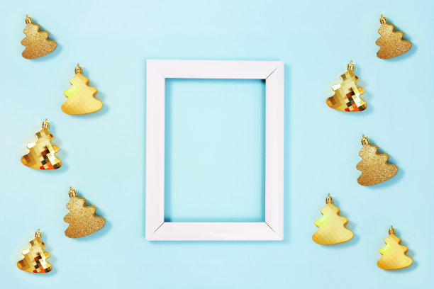 圣诞背景与金属金色玩具冷杉树和白色框架与空的空间。图片下载
