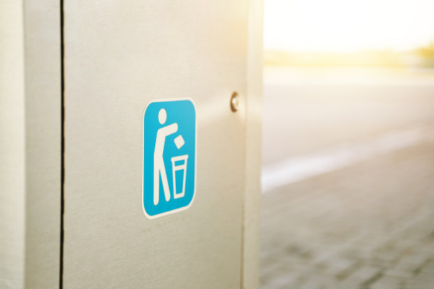 街道上一个现代垃圾桶上的标志。图片下载