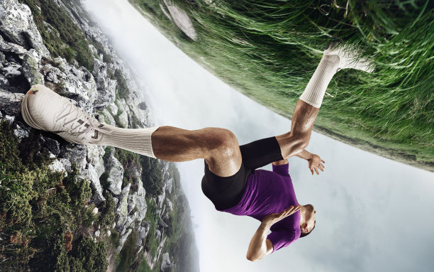 活跃的职业运动员跑步，慢跑，从一个星球到另一个星球。真正的动力。广角视图。图片下载