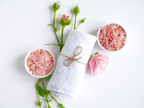 Spa flatlay组成。海盐缸，毛巾，白底花。前视图。日常护理理念，放松休息，沐浴程序图片下载