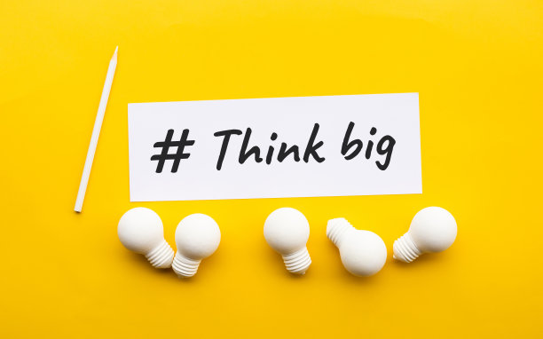 商业创意/想大的概念与灯泡a在黄色的背景图片下载