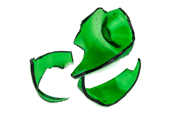 白杯子上的碎瓶图片下载