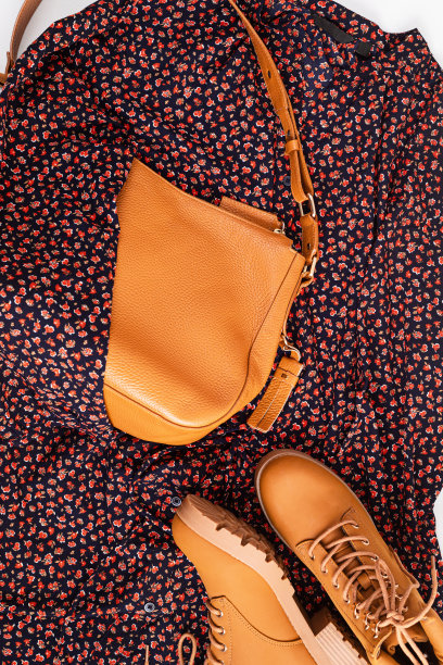 在寒冷的天气里，平躺着，穿着舒适的保暖衣服。舒适的秋冬服装选购、销售，款式以新潮的色彩为概念图片下载