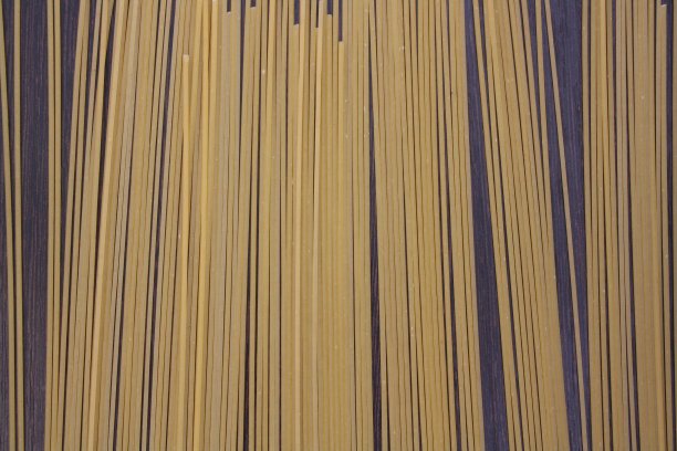 意大利面放在深色木板上图片下载