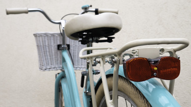 可爱的女士自行车，前面有一个低框架和篮子。古董自行车。图片下载