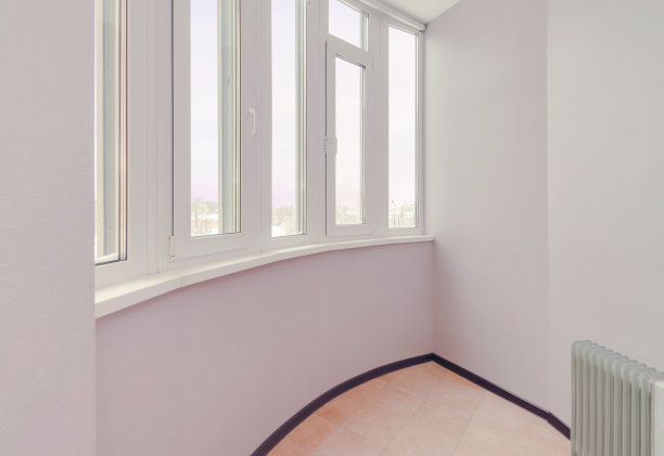 大型白色空干净阳台房间与玻璃塑料窗户图片下载