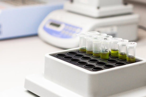 放入恒温摇床的微管中的绿色物质，生化实验室中的DNA实验图片下载