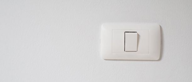白色的电灯开关在墙上。图片下载