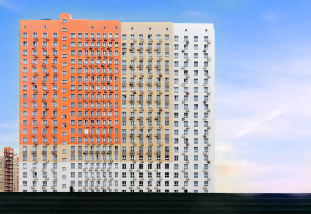 高层公寓综合体城市多户住宅小区开发蓝天背景。图片下载