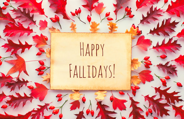 秋叶，在古老的羊皮纸上写着“秋日快乐”。平躺在红色和橙色调的白色上图片下载