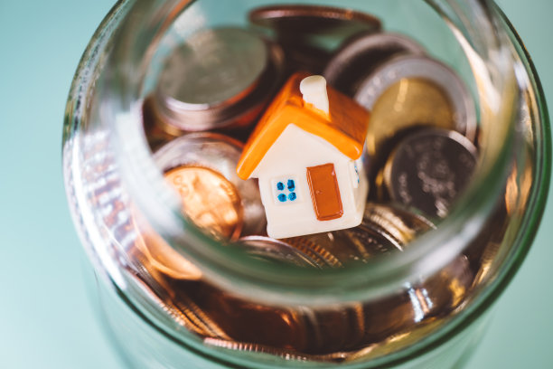 迷你房子里的瓶子里装着硬币图片下载