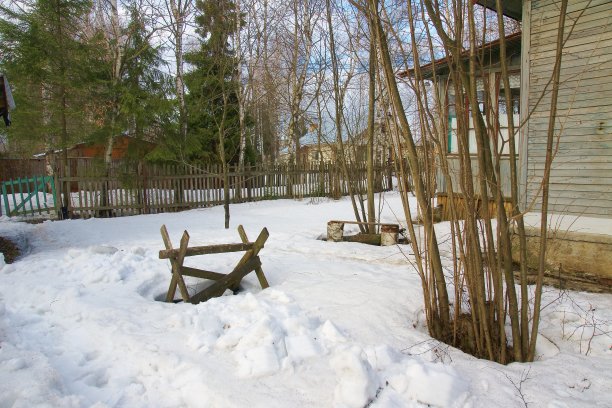在冬村的老木屋附近图片下载