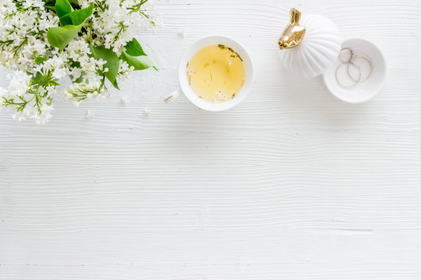 茉莉花花束与茶几放在办公桌上工作。俯视图图片下载