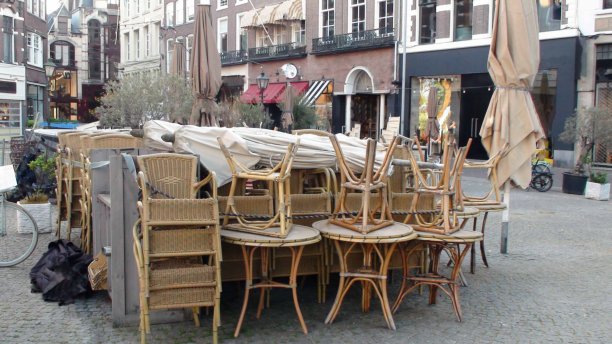 空的餐厅椅子，建筑外部图片下载