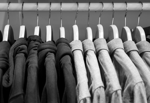 商店衣架上的衣服黑白照片，这是不同肤色和平共处的小象征。图片下载