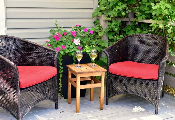 户外露台座位放松在美丽的景观小空间后院甲板在夏天的下午图片下载