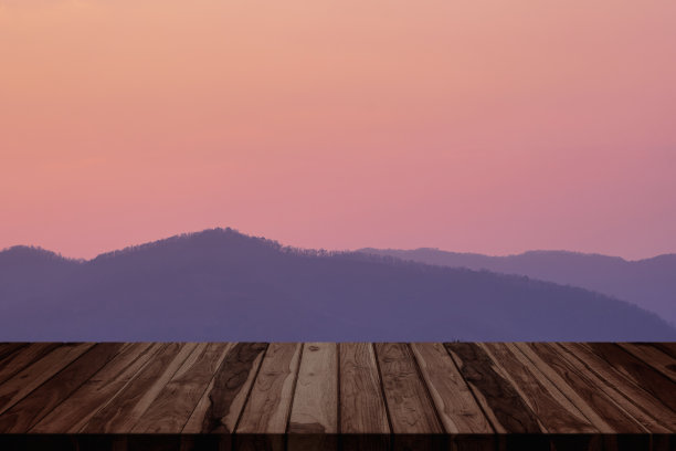 木桌以清新的早晨氛围为自然景观背景。图片下载