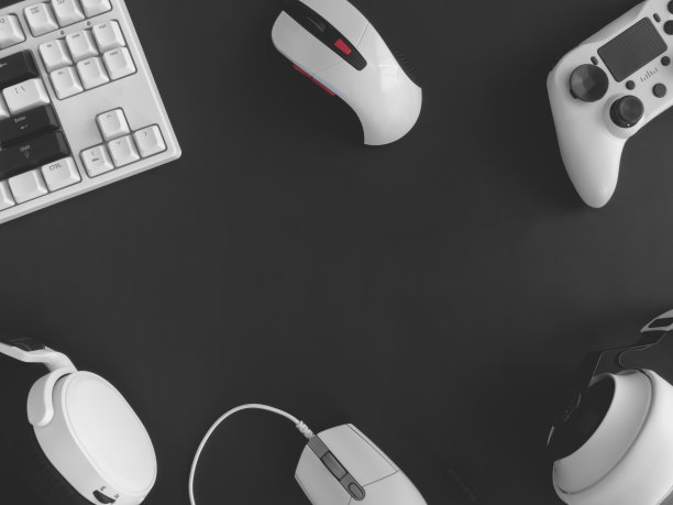 玩家工作空间概念，俯视图游戏设备，鼠标，键盘，操纵杆，耳机，移动操纵杆，在耳机和鼠标垫的黑色桌面背景。图片下载