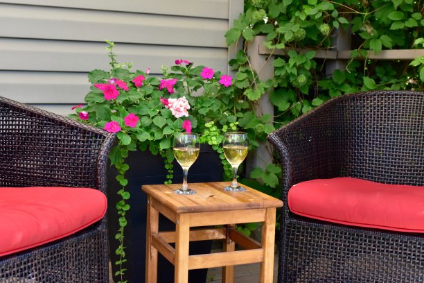 户外露台座位放松在美丽的景观小空间后院甲板在夏天的下午图片下载