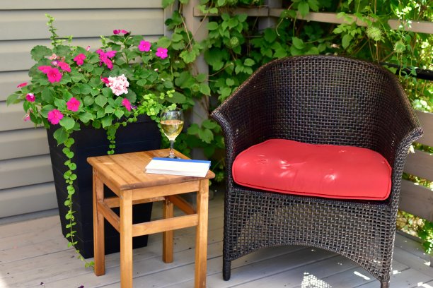 户外露台座位放松在美丽的景观小空间后院甲板在夏天的下午图片下载