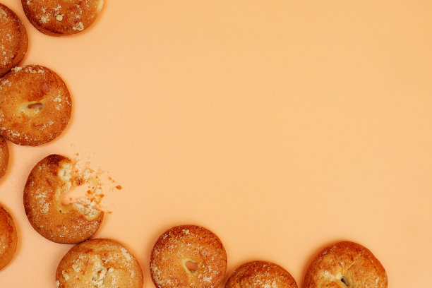框架由圆形的酥饼、棕色的饼干和黄色的背景组成图片下载