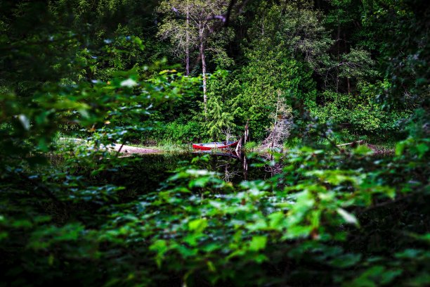 红色的独木舟反射图片下载