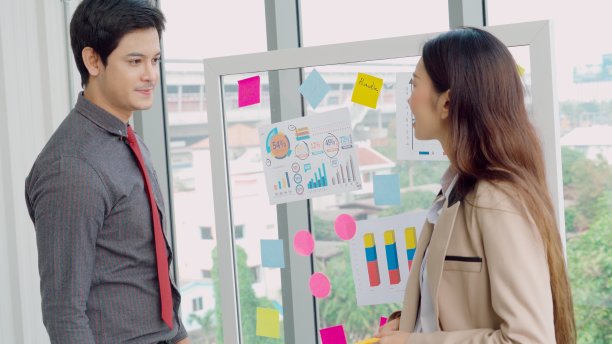 商业人士在项目规划委员会工作图片下载