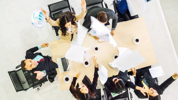 成功的商业人士欢天喜地庆祝图片下载