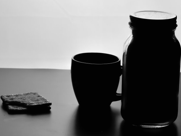 抽象，影子，咖啡杯和饼干咖啡罐在白色的背景图片下载