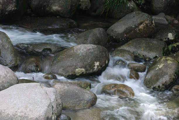 水冲过岩石图片下载