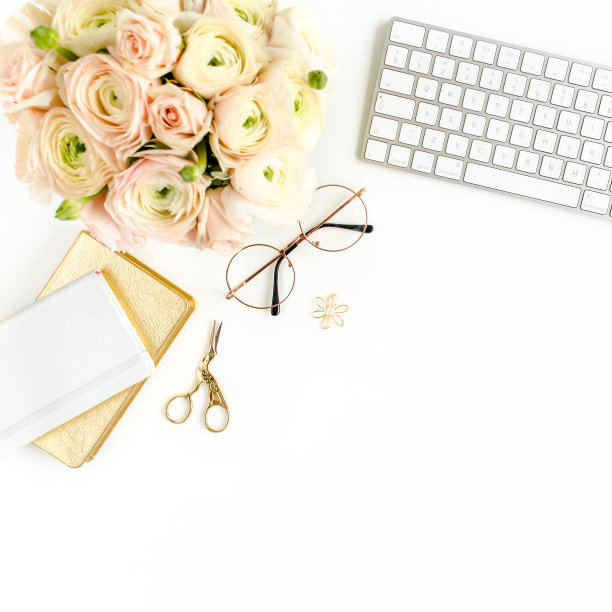 风格化的女性家庭办公桌。有电脑，花束毛茛和玫瑰，白色背景的剪贴板的工作空间。平的。俯视图图片下载