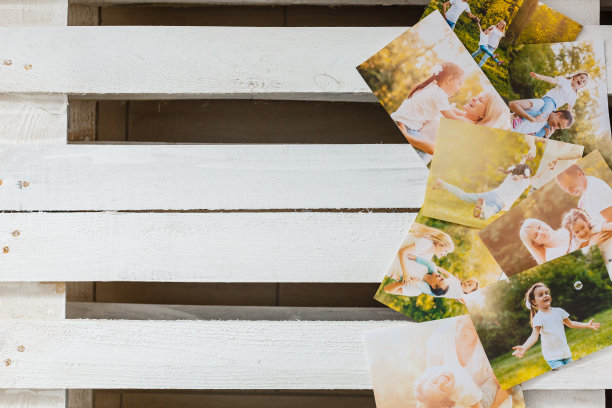 相册纪念和怀旧之旅的夏天冲浪海滩之旅的木桌。复古相机的即时照片-复古和复古的风格图片下载