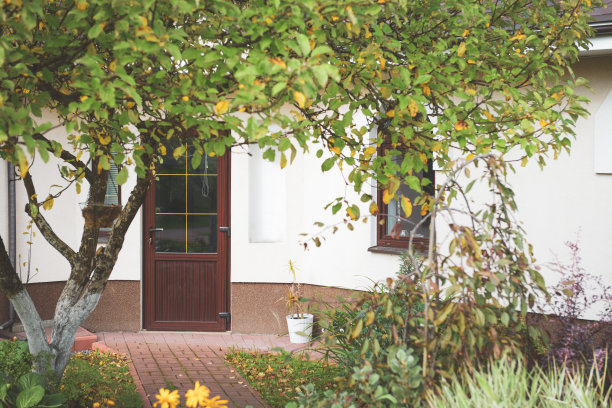 美丽的乡村别墅和花园图片下载