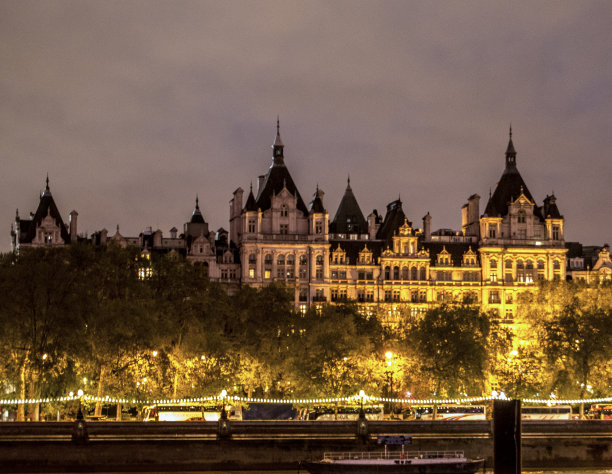 伦敦西敏寺老建筑在黄色灯光下的夜晚图片下载