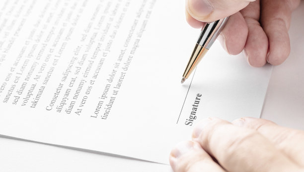 商人正在签合同，商务合同细节图片下载