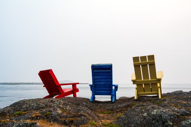 沿着海岸线的彩色椅子图片下载