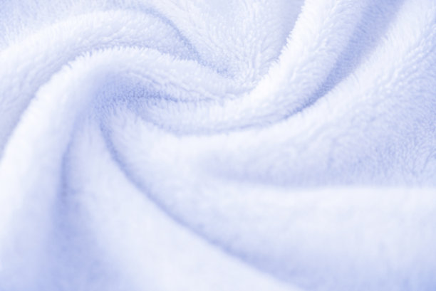 白色的背景柔软的毛巾纹理或舒适的长毛绒格子躺在扭曲美丽的褶皱，接近图片下载