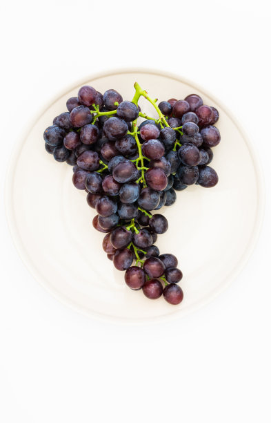成熟的红葡萄孤立在白色背景。与剪切路径图片下载