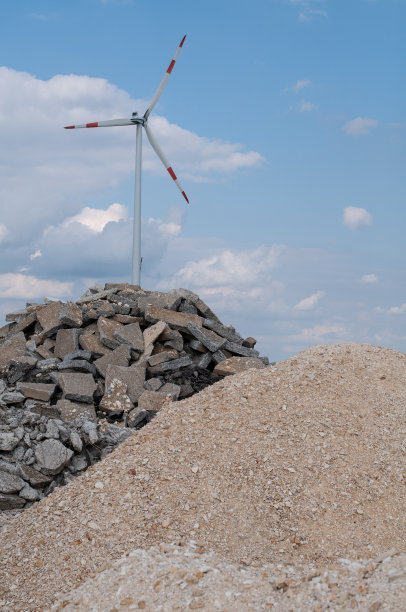 一堆碎石和碎石用风车碾成的图片下载