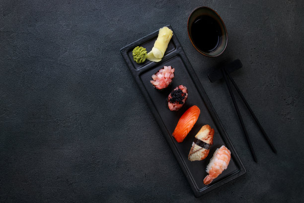 握寿司设置在黑色石头纹理的背景图片下载