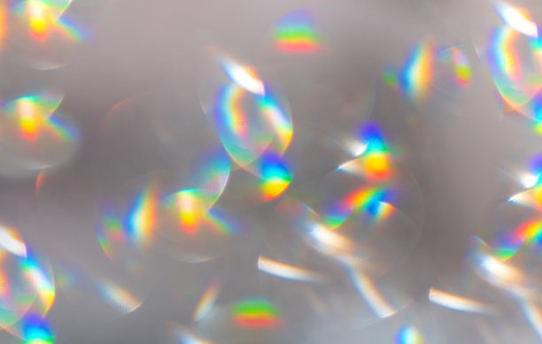 时尚的彩虹霓虹色彩节日闪闪发光散焦灯。白、黄、蓝散焦4K。文摘叠加画面图片下载