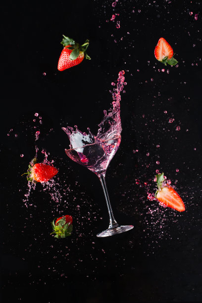 一杯清凉的葡萄酒，让清新的气息迸发。黑色背景图片下载