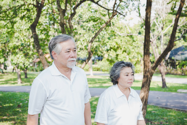 一对老夫妇在公园里散步。一对老夫妇发生争吵后，爷爷和奶奶互相动手动脚。丈夫和妻子有压力，忽视对方，他们不开心图片下载