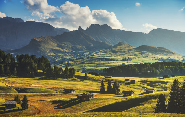 Alpe di Siusi或Seiser Alm，木屋的景色。白云石山脉阿尔卑斯,意大利。图片下载