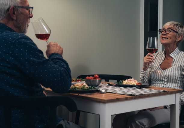欢乐的夫妇有浪漫的晚餐在家里库存照片图片下载