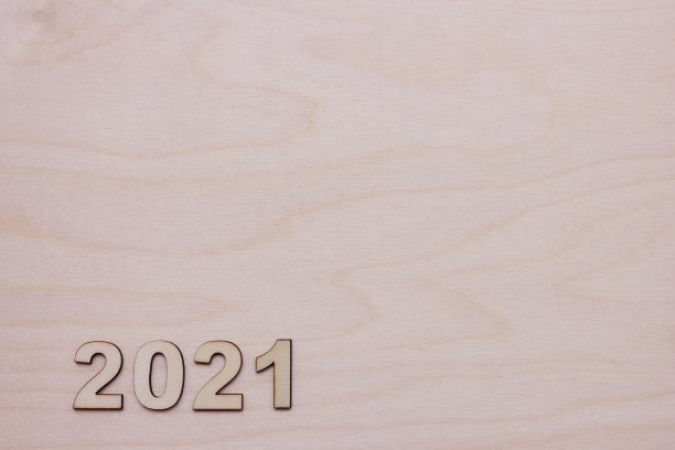 2021年的新年数字内衬在木制表面上的木制人物图片下载