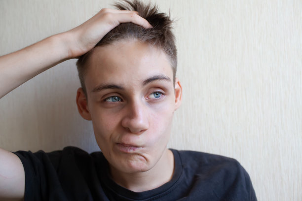 一个19岁年轻人的肖像图片下载